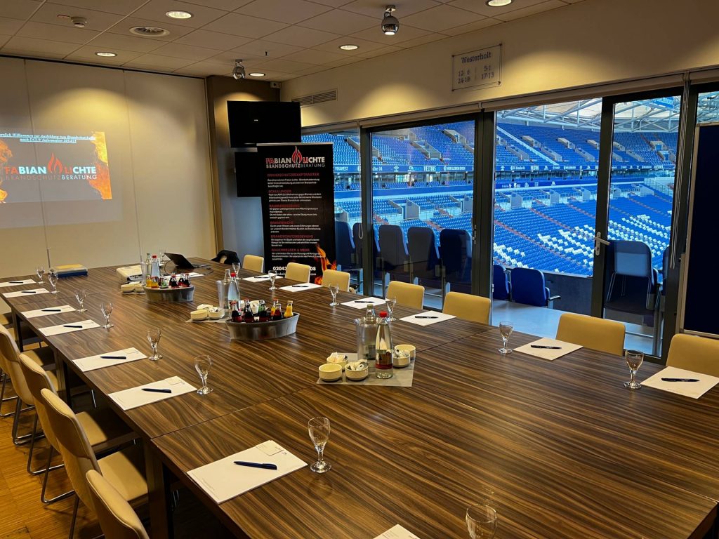Brandschutzhelfer-Ausbildung von Fabian Lichte in einer Loge der Veltins-Arena