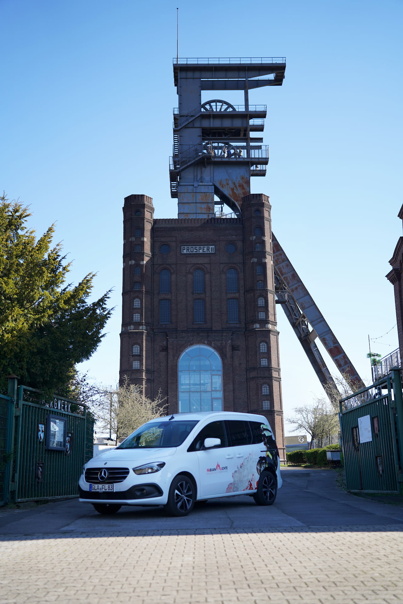 Firmenfahrzeug von Fabian Lichte vor dem Förderturm der Zeche Prosper in Bottrop