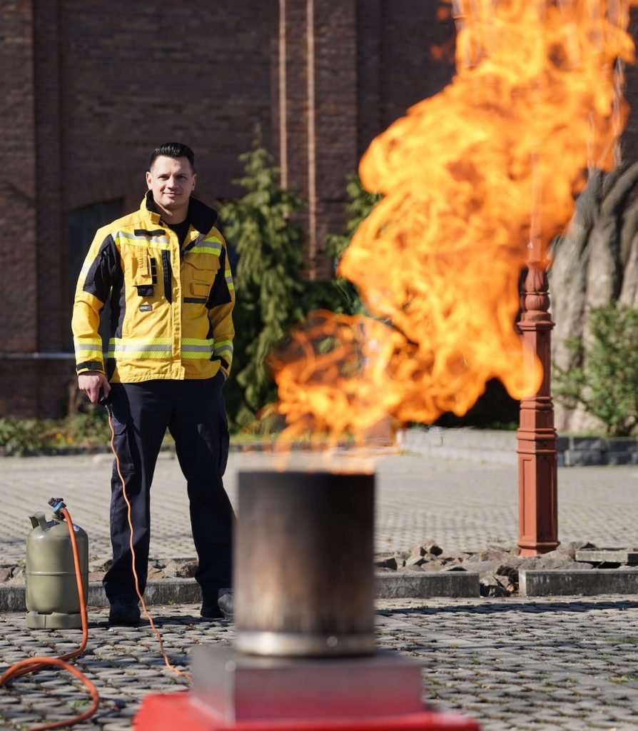 Fabian Lichte bei einer Brandschutz-Übung vor einem alten Zechengebäude