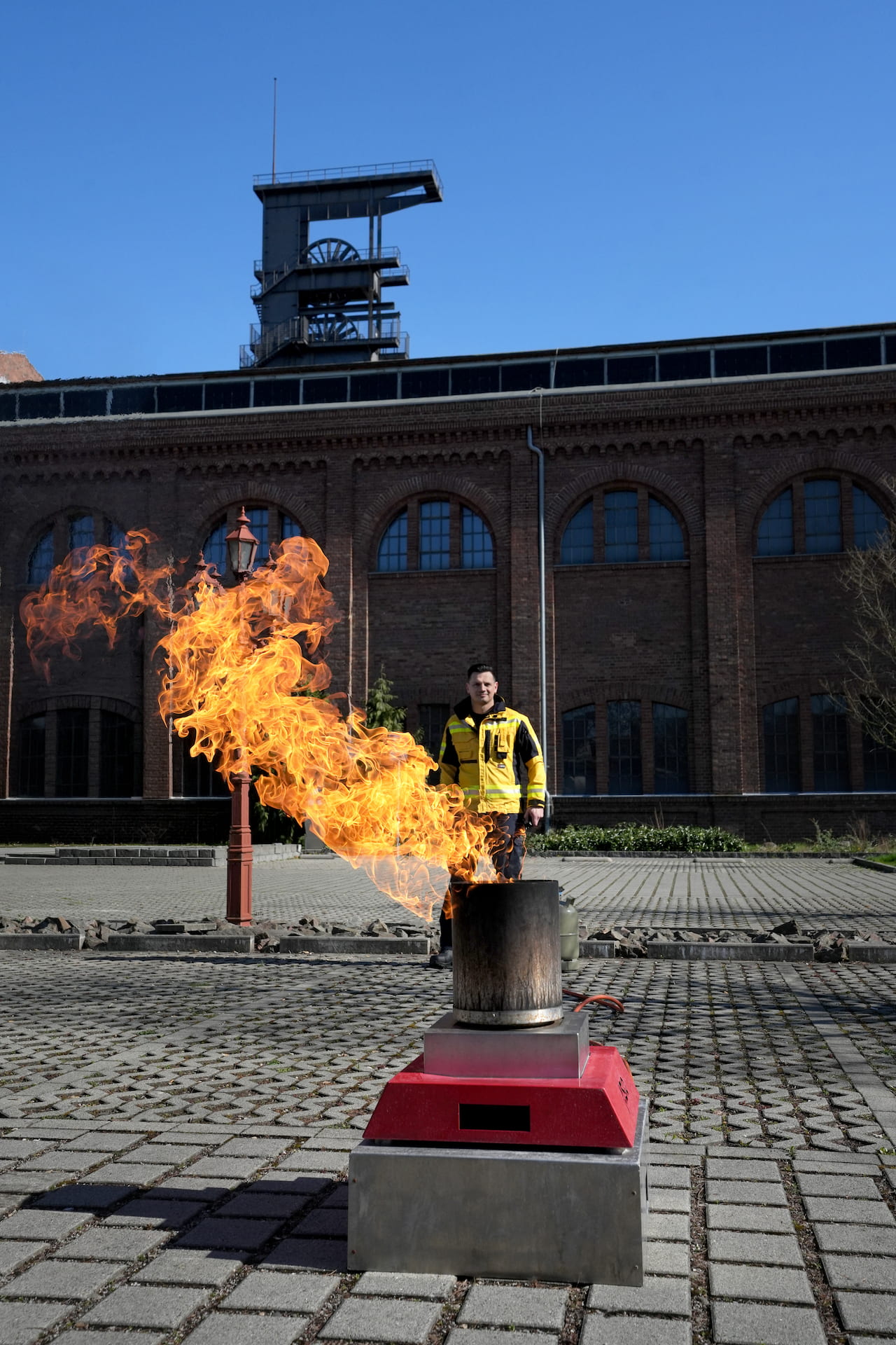 Fabian Lichte bei einer Brandschutz-Übung vor einem alten Zechengebäude